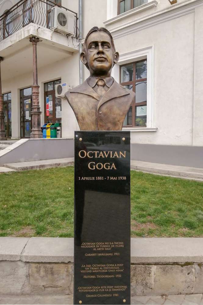 Bustul lui Octavian Goga din Iași