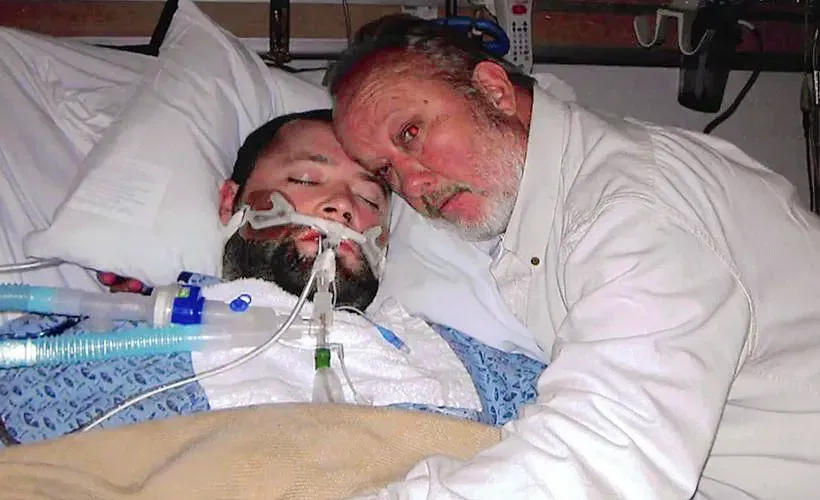 Tatăl care a luat ostatic un spital pentru fiul său. Medicii voiau să-i recolteze organele, dar tânărul i-a făcut un semn părintelui său 3 George Pickering III alături de fiul său George Pickering II