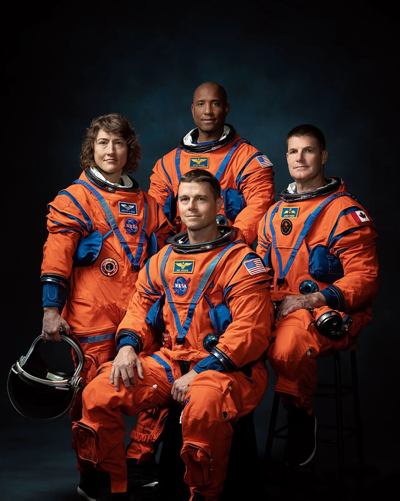 Portret oficial al echipajului Artemis II, realizat în studioul foto NASA: Christina Koch, Victor Glover, Jeremy Hansen și Reid Wiseman. (foto: Wikipedia)