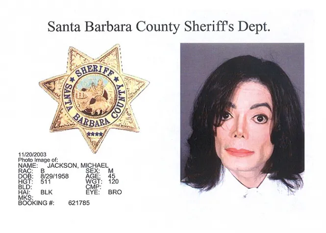 Fotografia judiciară a lui Michael Jackson din 2003 (foto: Wikipedia)