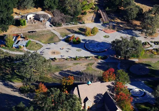 Ferma Neverland a lui Jackson în 2008, locul presupuselor abuzuri sexuale. (foto: Wikipedia)