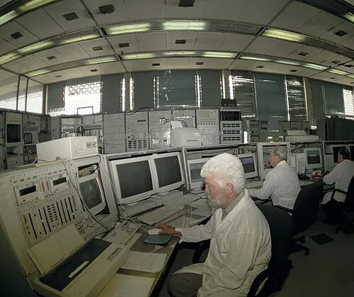Panoul de control al acceleratorului de particule U-70”. Panoul de control al acceleratorului U-70 din cadrul Institutului de Fizică a Energiilor Înalte din orașul Protvino. (foto: Wikipedia)
