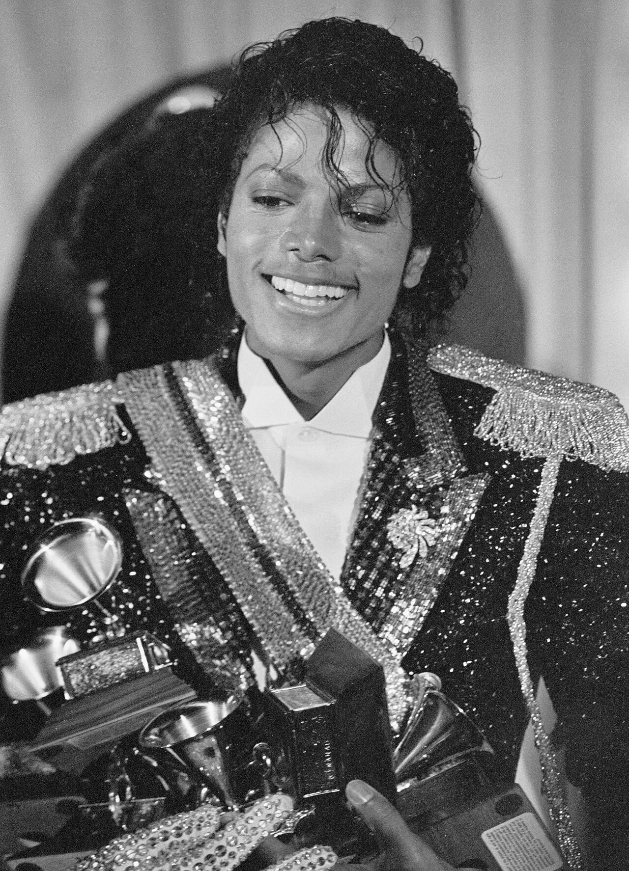 Jackson la a 26-a ediție a Premiilor Grammy, unde a câștigat opt trofee, doborând recordul pentru cele mai multe premii obținute într-o singură noapte. (foto: Wikipedia)