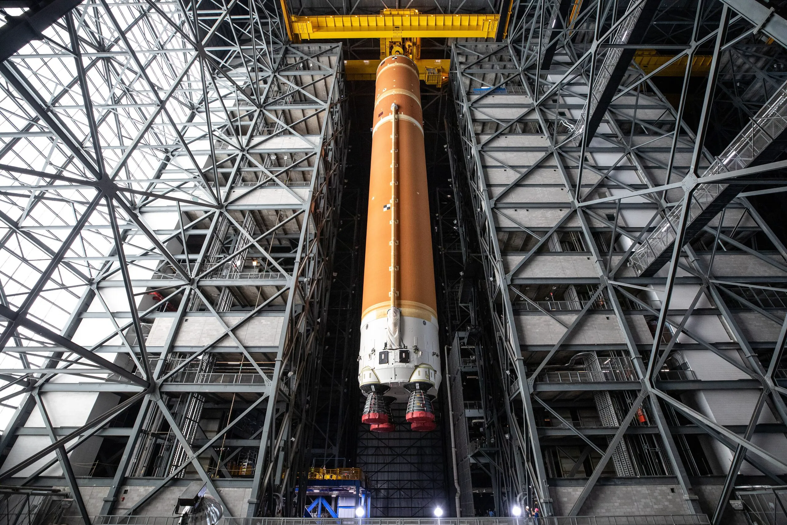 Etajul central al rachetei SLS pentru misiunea Artemis II, ridicat în High Bay 2 din Vehicle Assembly Building la începutul operațiunilor de asamblare, în decembrie 2024. (foto: Wikipedia)