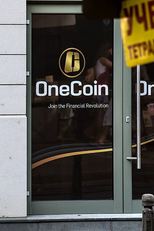 Logoul OneCoin pe ușa clădirii lor de birouri din Sofia, Bulgaria, în 2016. (foto: Wikipedia)