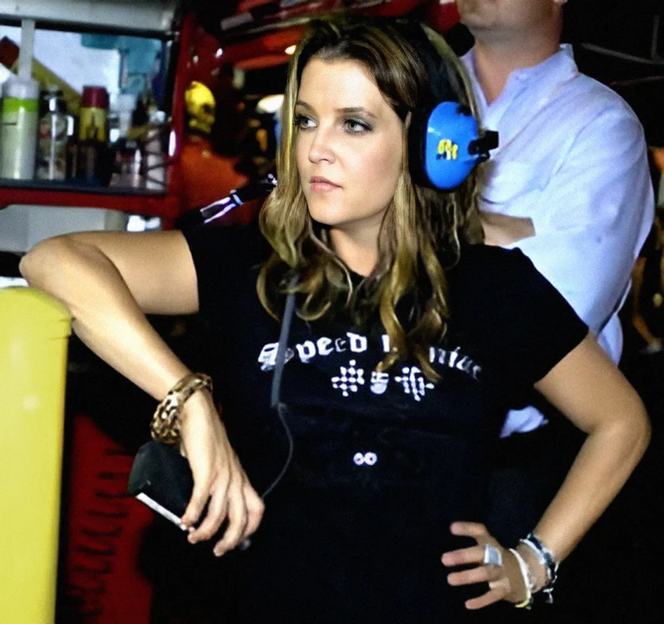 Lisa Marie Presley i-a fost prezentată lui Jackson de către un membru al grupului care asigura acompaniamentul tatălui ei, Elvis Presley. (foto: Wikipedia)