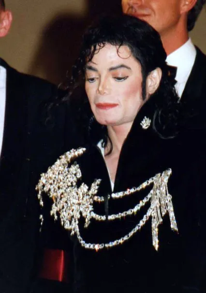 Jackson la Festivalul de Film de la Cannes din 1997, pentru premiera filmului Michael Jackson's Ghosts. (foto: Wikipedia)