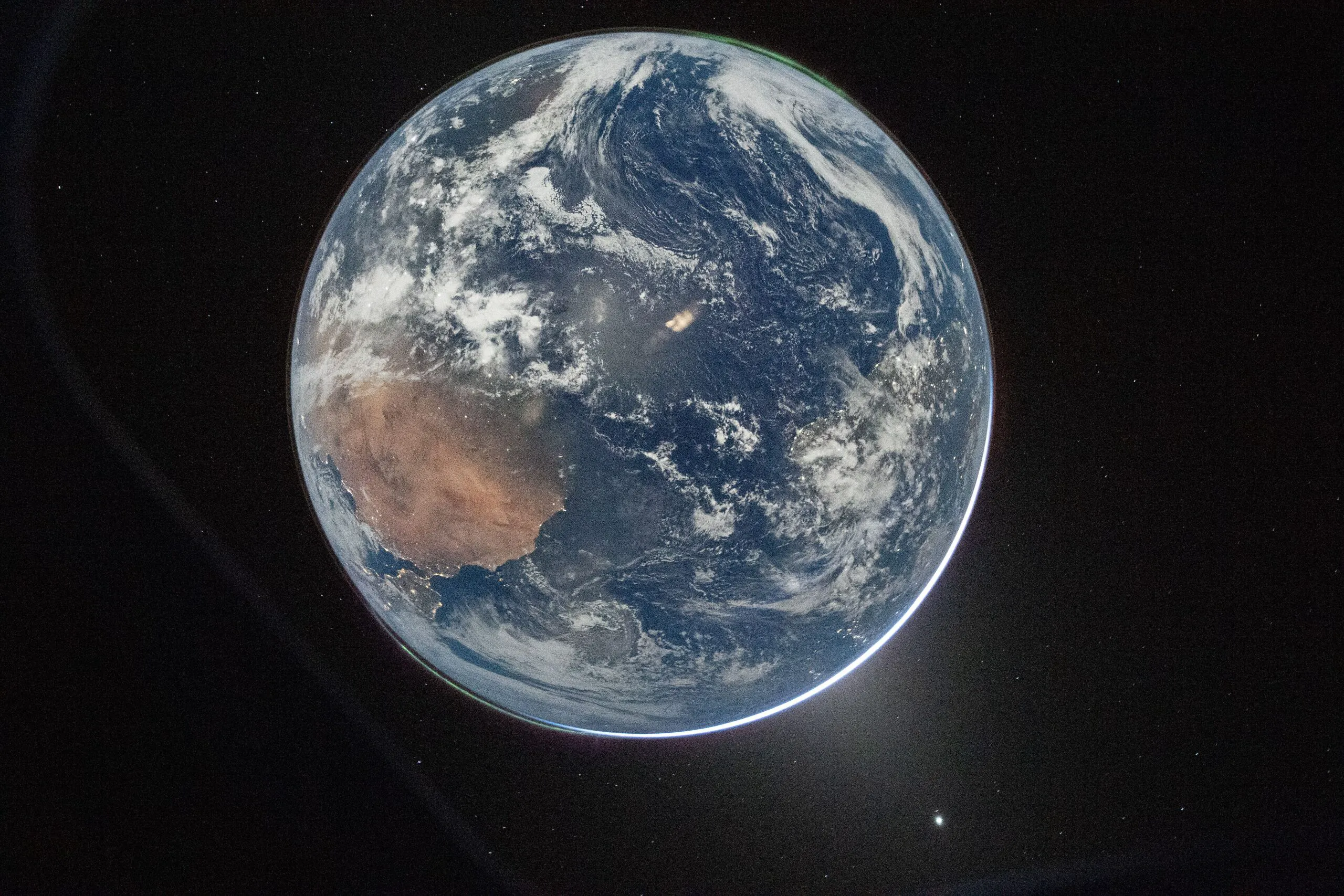 Fotografia „Hello, World”, realizată de Reid Wiseman din capsula Integrity după injecția translunară, surprinde Pământul în întregime, cu partea de noapte luminată de Lună. (foto: Wikipedia)