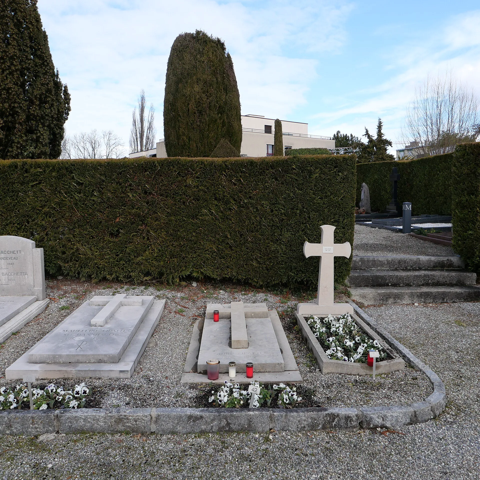 Dinu Lipatti a fost la un pas de moarte pe scenă. A cântat până nu a mai putut 3 Mormintele lui Dinu Lipatti, în centru, flancat la stânga de soția sa, Madeleine și, la dreapta, de mama sa, Anna - la cimitirul din Chêne-Bourg, cantonul Geneva, Elveția (foto: Wikipedia)