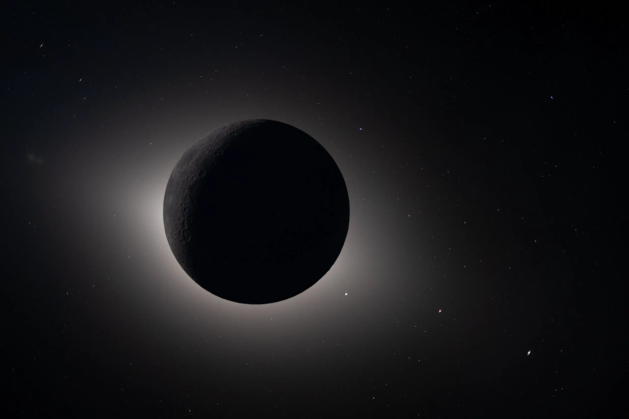 Echipajul a fotografiat o eclipsă de Soare, în care Luna acoperă discul solar, iar lumina reflectată de Pământ (earthshine) luminează parțial suprafața Lunii; în jurul ei se disting coroana solară și o strălucire difuză, specifică luminii zodiacale. (foto: Wikipedia)