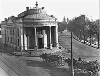 Institutul medico-legal Profesor Mina Minovici ridicat în 1892 în București, pe strada Cӑuzași, și demolat în septembrie 1985 (foto: Wikipedia)
