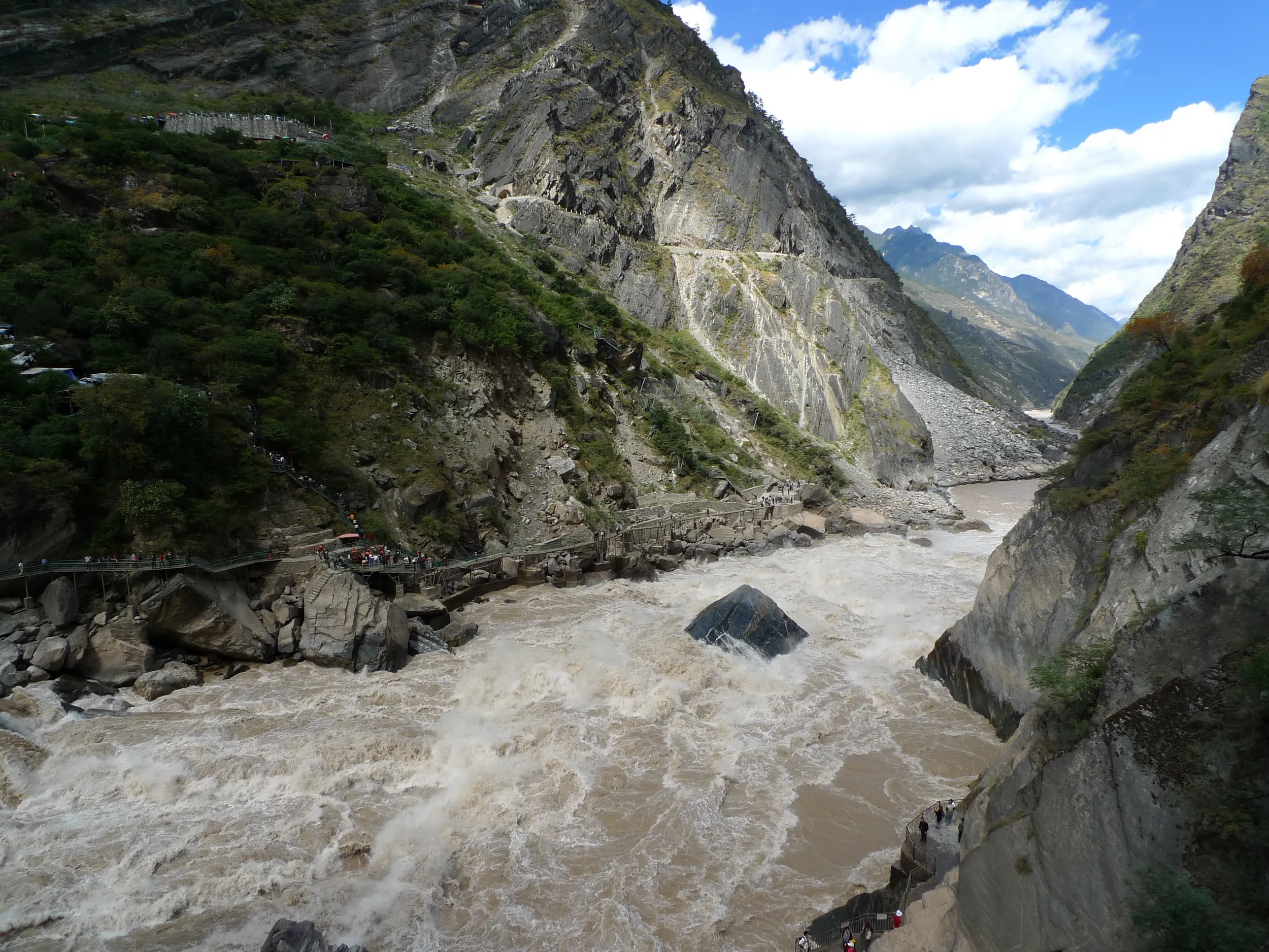 A dispărut pe un munte din China. După 12 ani, au apărut indicii că îl învăța engleză pe Kim Jong Un 3 Spectaculosul canion montan Tiger Leaping Gorge din provincia Yunnan, China, este cunoscut pentru stâncile abrupte, traseele periculoase de drumeție și peisajele impresionante traversate de râul Jinsha. (foto: Wikipedia)
