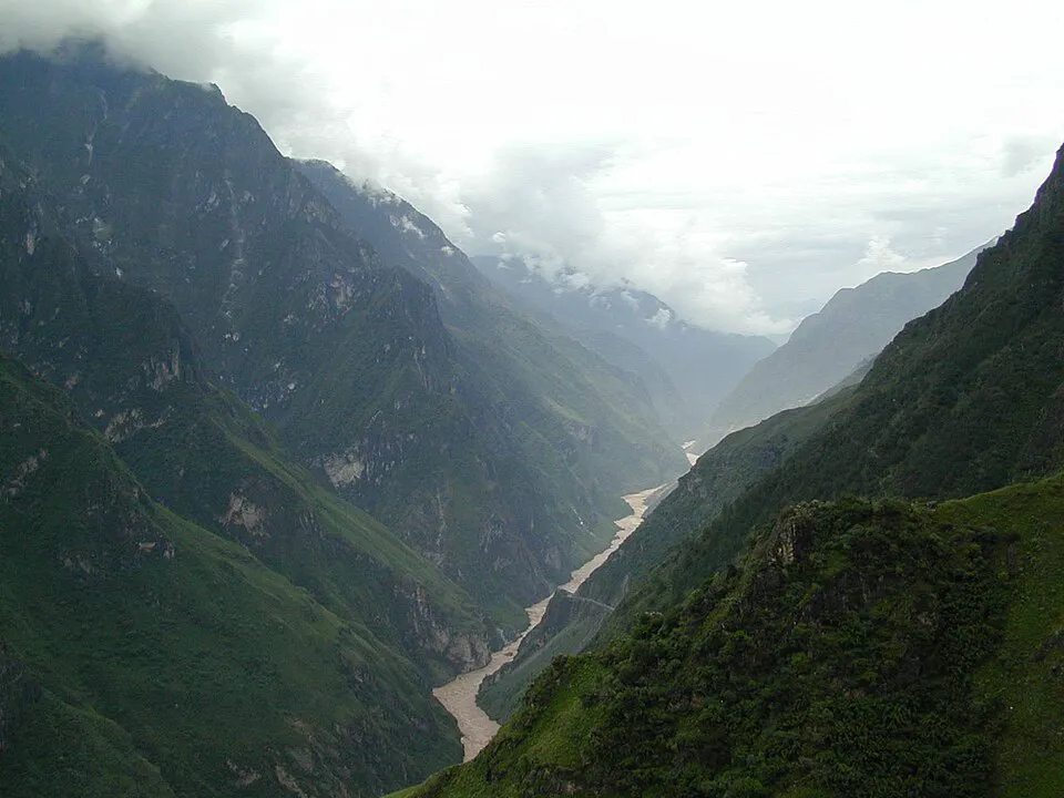 A dispărut pe un munte din China. După 12 ani, au apărut indicii că îl învăța engleză pe Kim Jong Un 4 Râul Jinsha curgând prin spectaculosul canion Tiger Leaping Gorge din provincia Yunnan, China, zona în care studentul american David Sneddon a dispărut în 2004, înainte să apară teoriile care îl legau de Kim Jong Un și Coreea de Nord. (foto: Wikipedia)