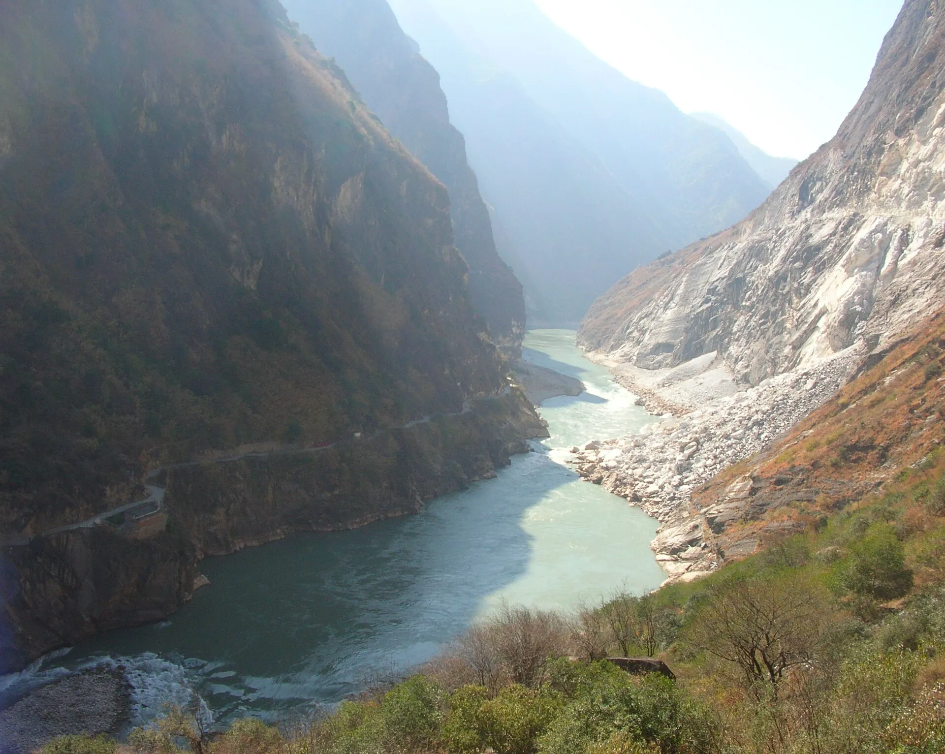 A dispărut pe un munte din China. După 12 ani, au apărut indicii că îl învăța engleză pe Kim Jong Un 7 Vedere de aproape asupra canionului Tiger Leaping Gorge, evidențiind pereții abrupți ai stâncilor și adâncimea impresionantă a defileului din provincia Yunnan, China. (foto: Wikipedia)