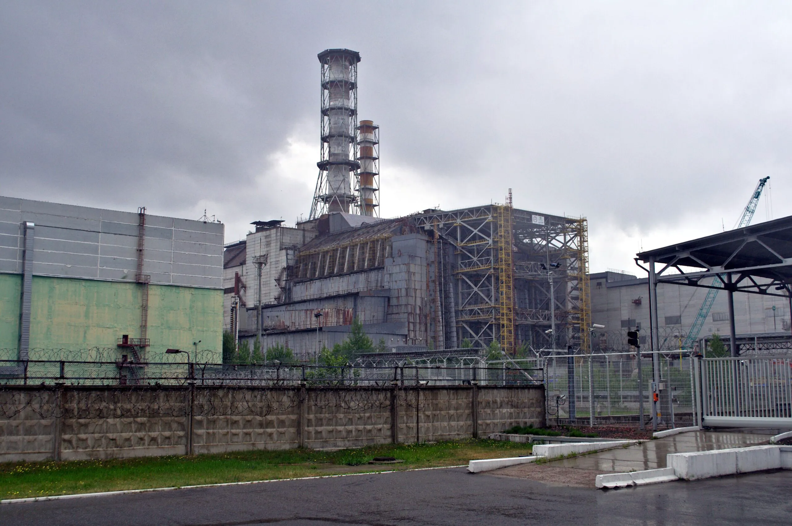 Centrala nucleară și Reactorul 4 după dezastrul nuclear din 1986 (foto: Wikipedia)