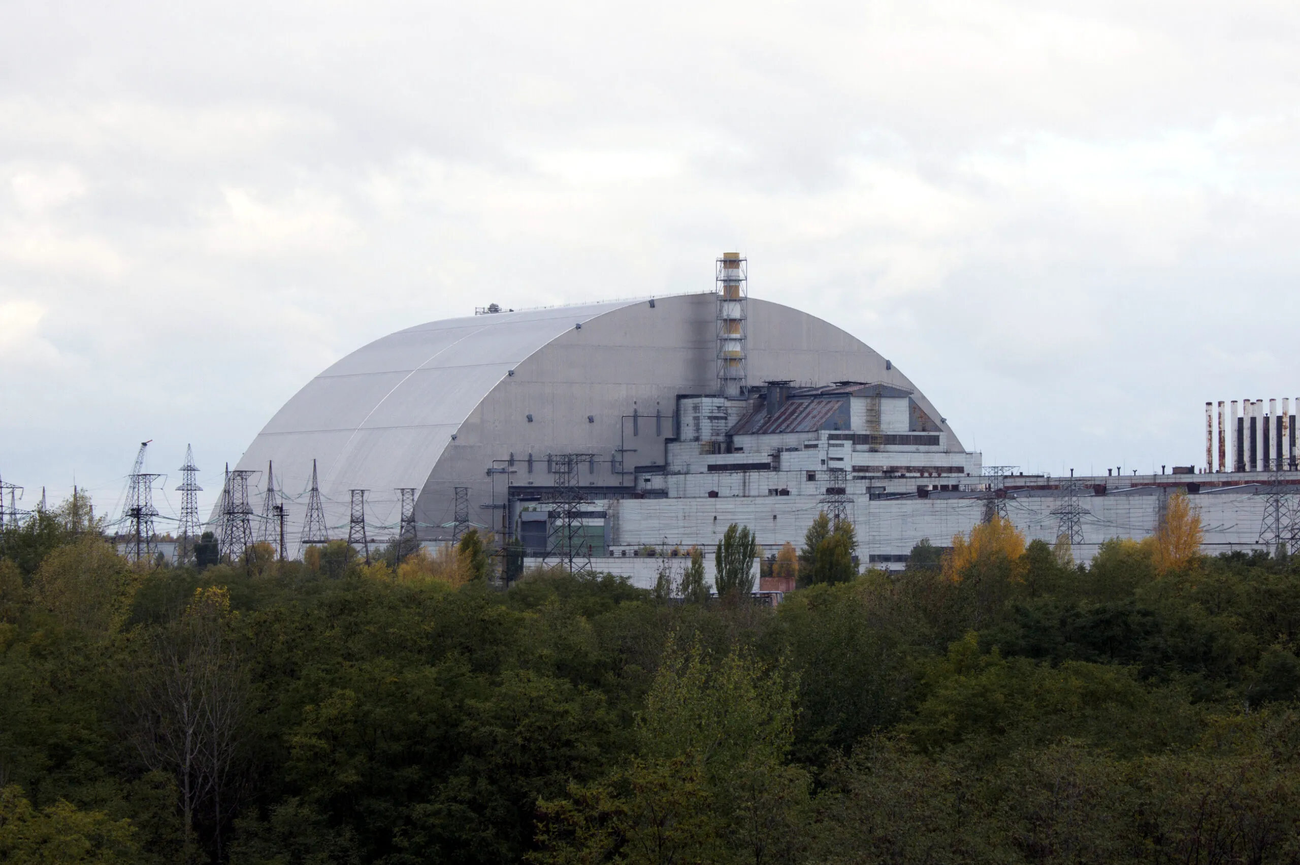 Noul Confinament de Siguranță de la Cernobîl (New Safe Confinement), structura uriașă instalată în 2016 pentru a acoperi Reactorul 4 și a izola materialele radioactive rămase după dezastrul nuclear din 1986. (foto: Wikipedia)