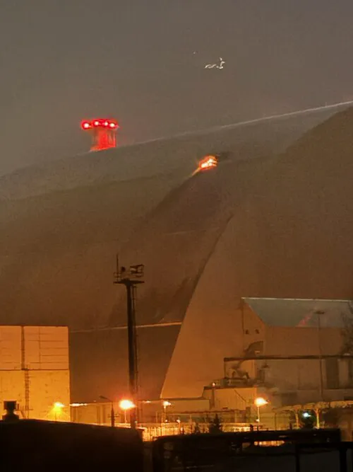 Incendiul de la Noul Confinament de Siguranță de la Cernobîl, apărut în urma unui atac cu dronă pe 14 februarie 2025 (foto: Wikipedia)