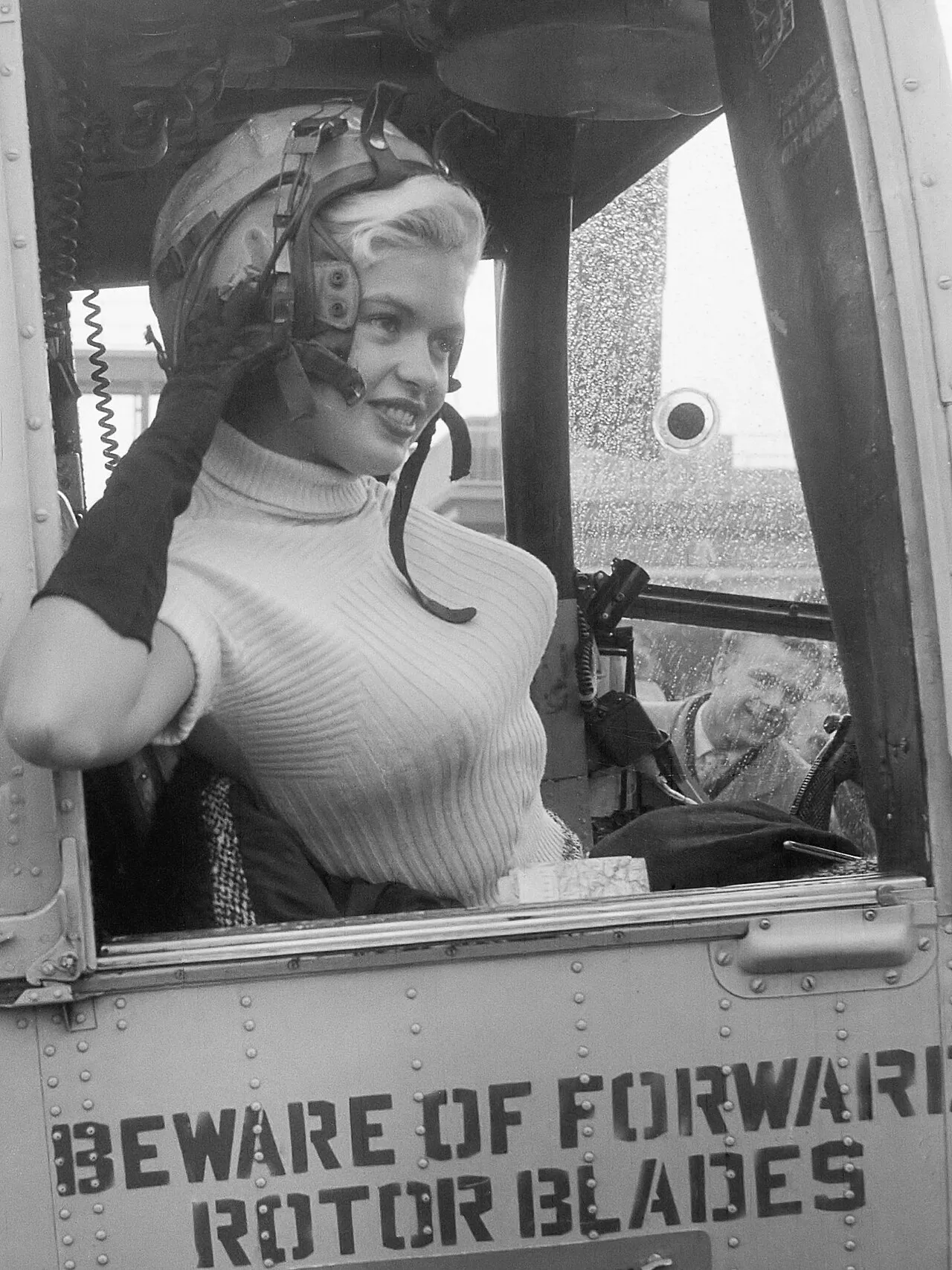 Jayne Mansfield pleacă cu elicopterul spre Rotterdam, Țările de Jos, în 1957. (foto: Wikipedia)