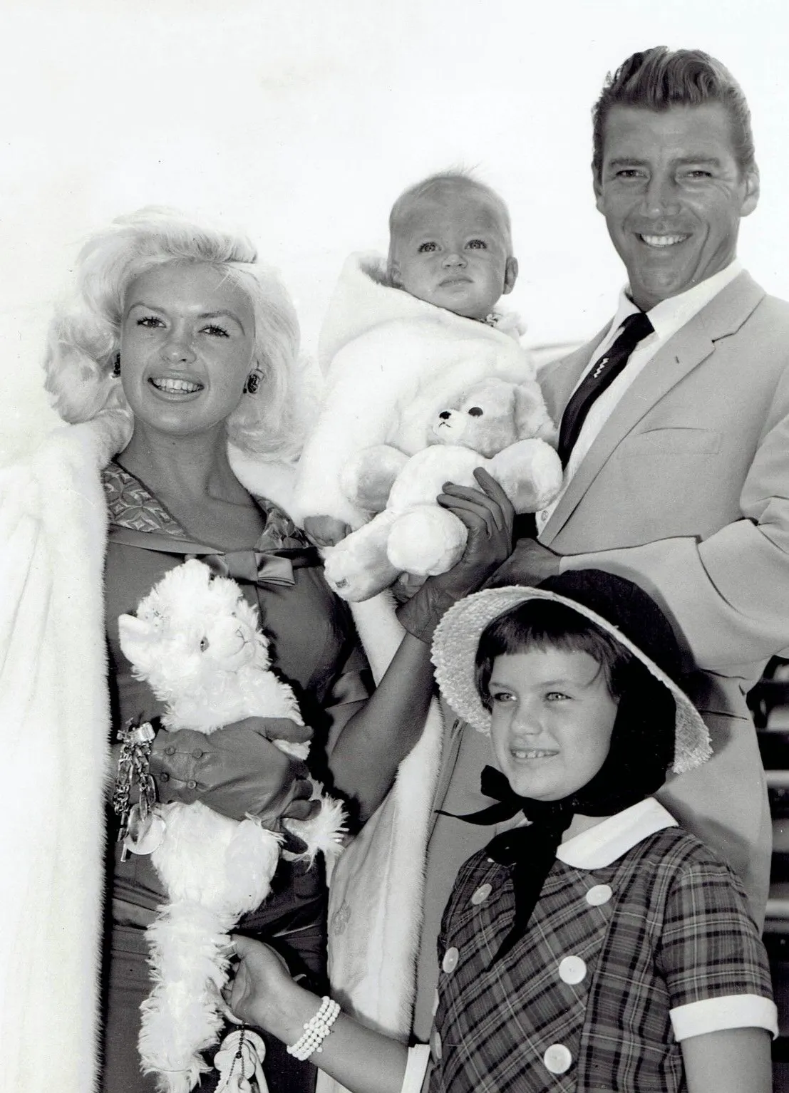 Jayne Mansfield împreună cu Mickey Hargitay și copiii ei în Londra, în 1959. (foto: Wikipedia)