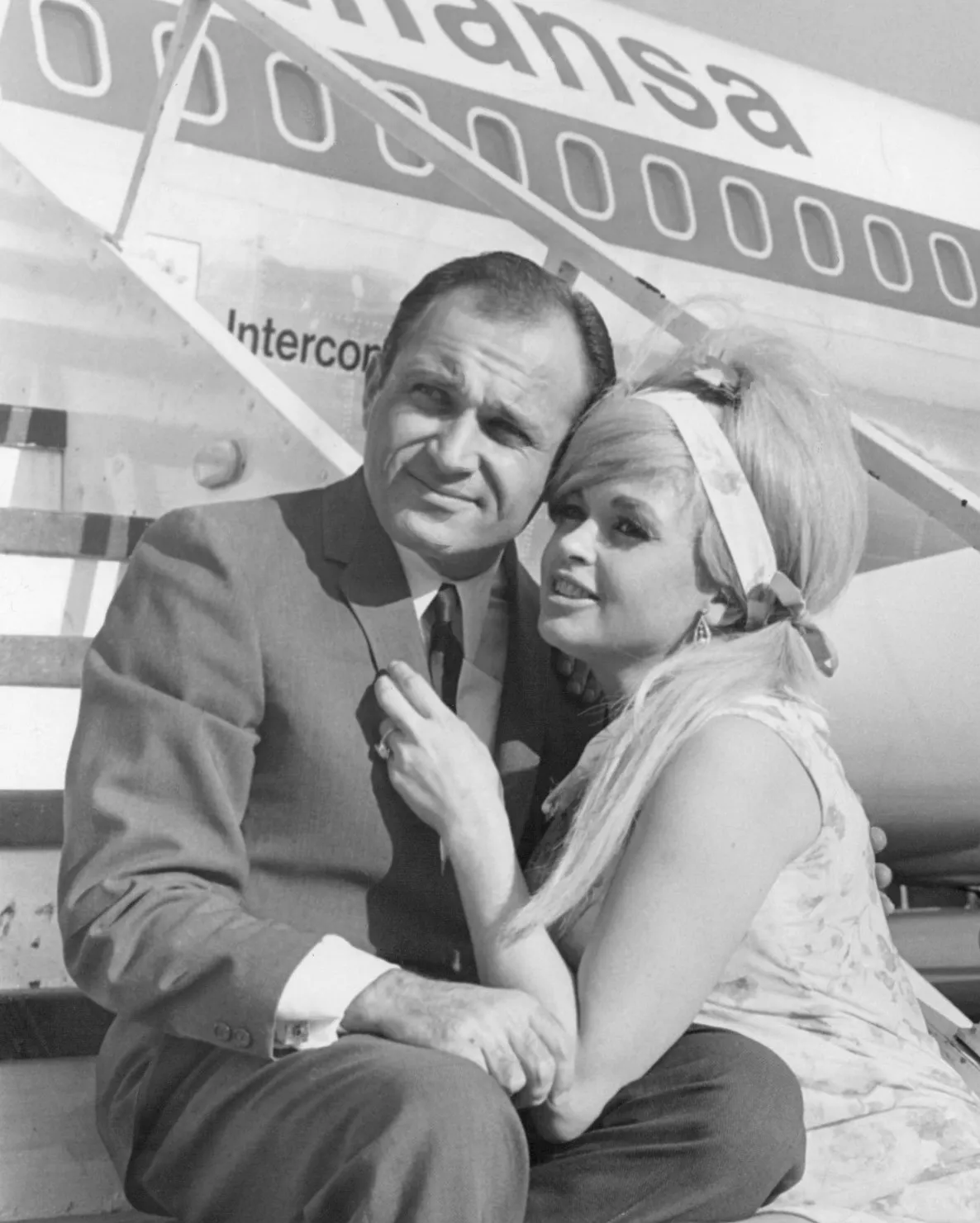 Jayne Mansfield împreună cu avocatul și iubitul ei, Sam Brody, în Germania, în 1967. (foto: Wikipedia)