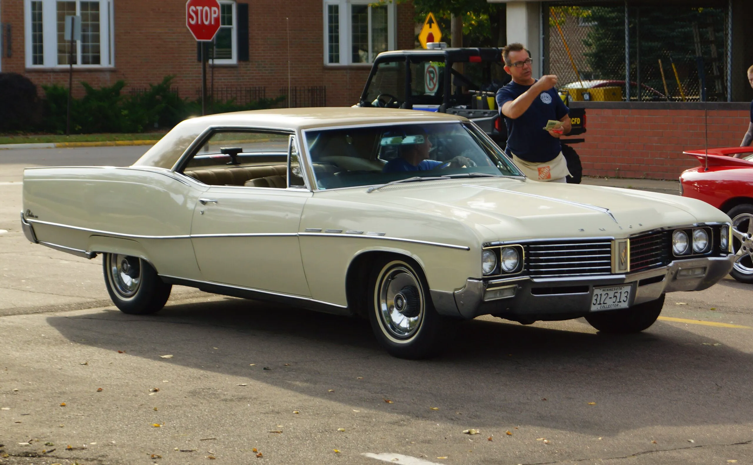 Buick Electra 225 2-door hardtop, model 1967, similar cu mașina implicată în accidentul în care a murit Jayne Mansfield. (foto: Wikipedia)