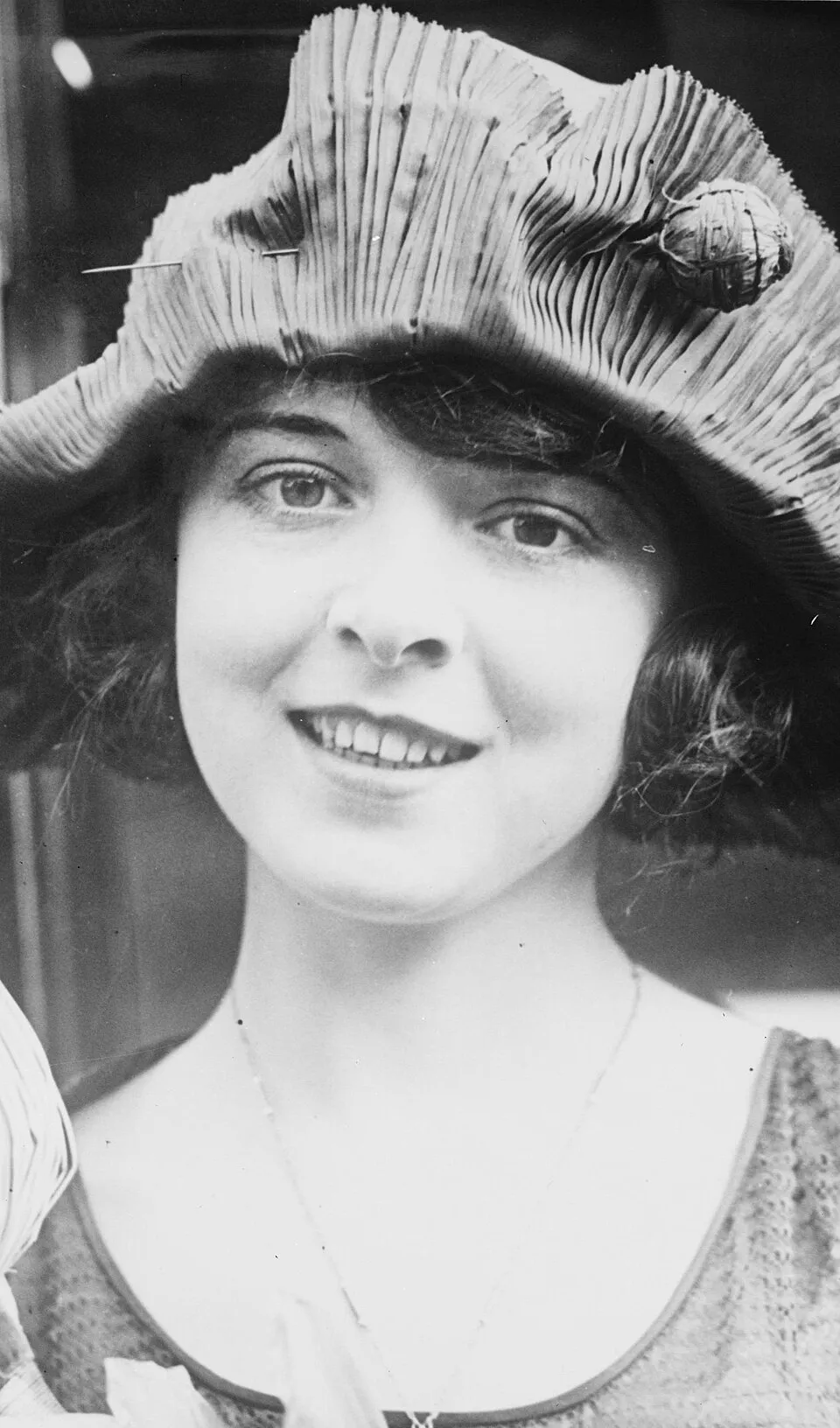 Actrița Colleen Moore purtând o pălărie cu ac de pălărie, 1920. (foto: Wikipedia)