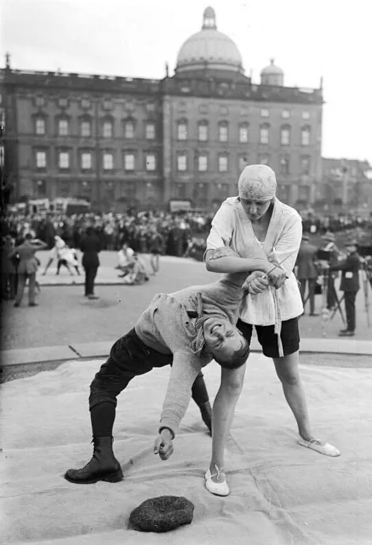 Demonstrație a unei tehnici de apărare jujutsu împotriva unui atac cu un cuțit, Berlin, Germania în 1924 (foto: Wikipedia)