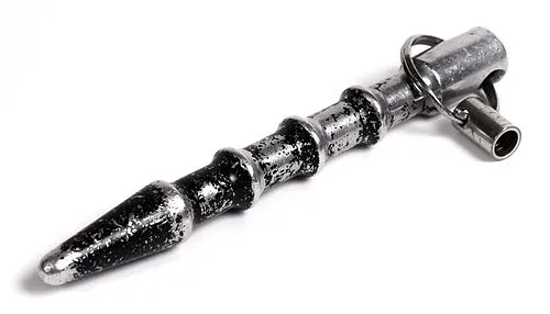 Un breloc tip baston de autoapărare (SDKS) generic, cu capăt conic. (foto: Wikipedia)