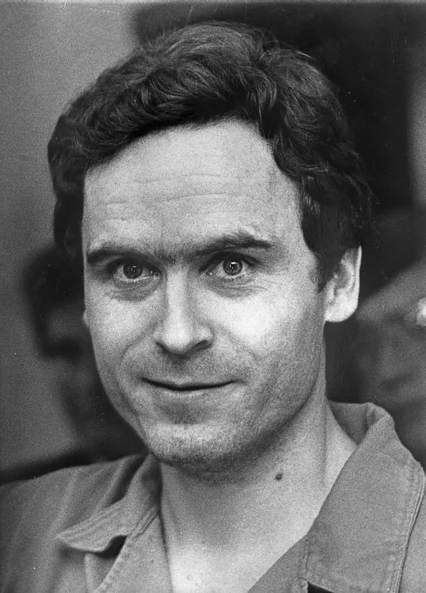 Câinele lui Ted Bundy a avut un rol deciziv în dovedirea crimelor sale. Familia criminalului povestește întâmplarea stranie 2 Theodore „Ted” Bundy, în vârstă de 30 de ani, fotografiat în timp ce se afla în custodia autorităților din Florida, în iulie 1978, cu aproximativ 10 ani și 6 luni înainte de execuția sa din ianuarie 1989. (foto: Wikipedia)