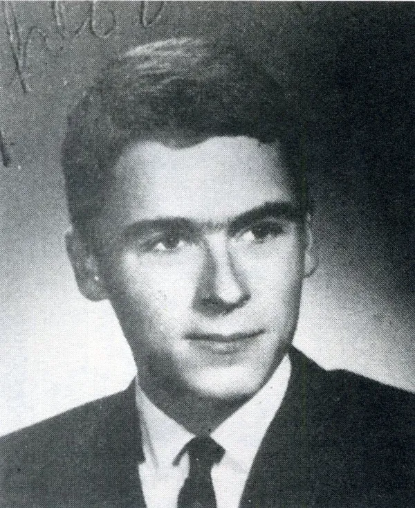 Câinele lui Ted Bundy a avut un rol deciziv în dovedirea crimelor sale. Familia criminalului povestește întâmplarea stranie 3 Ted Bundy în ultimul an de liceu, în 1965. (foto: Wikipedia)