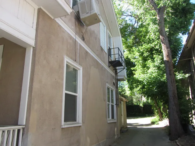 Câinele lui Ted Bundy a avut un rol deciziv în dovedirea crimelor sale. Familia criminalului povestește întâmplarea stranie 6 Casă de tip „rooming house” (locuință comună cu camere închiriate separat), în Salt Lake City, unde Ted Bundy a locuit între septembrie 1974 și octombrie 1975, folosind scara de incendiu pentru a intra pe ascuns în cameră și ascunzând fotografii-suvenir ale crimelor sale în camera tehnică. (foto: Wikipedia)