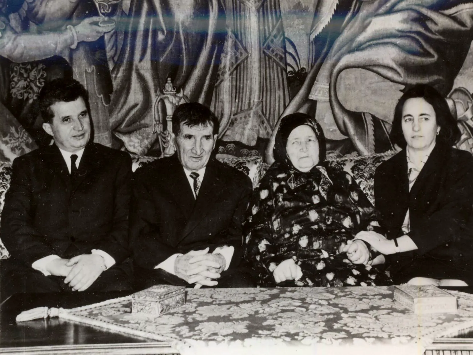 Nicolae Ceaușescu cu soția și părinții în 1968 (foto: Wikipedia)