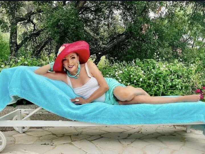 Joan Collins uimește din nou. La 93 de ani, are o rutină care o ține în formă și flexibilă