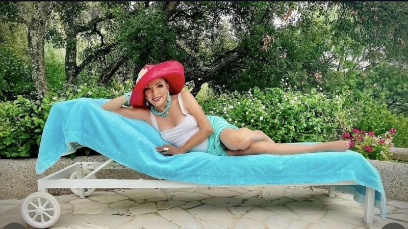 Joan Collins uimește din nou. La 93 de ani, are o rutină care o ține în formă și flexibilă