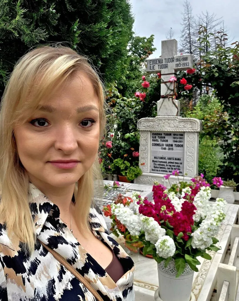 Cum arată mormântul lui Corneliu Vadim Tudor la 11 ani de la moarte sa. Fiica lui a decis 2 Cum arată mormântul lui Corneliu Vadim Tudor la 11 ani de la moarte sa. Fiica lui a decis