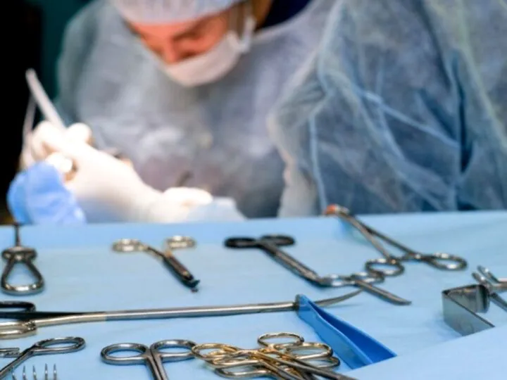 Femeia care s-a dus la estetician pentru un lifting facial, a murit după 10 zile de chin. Medicul care a operat-o a dat detalii