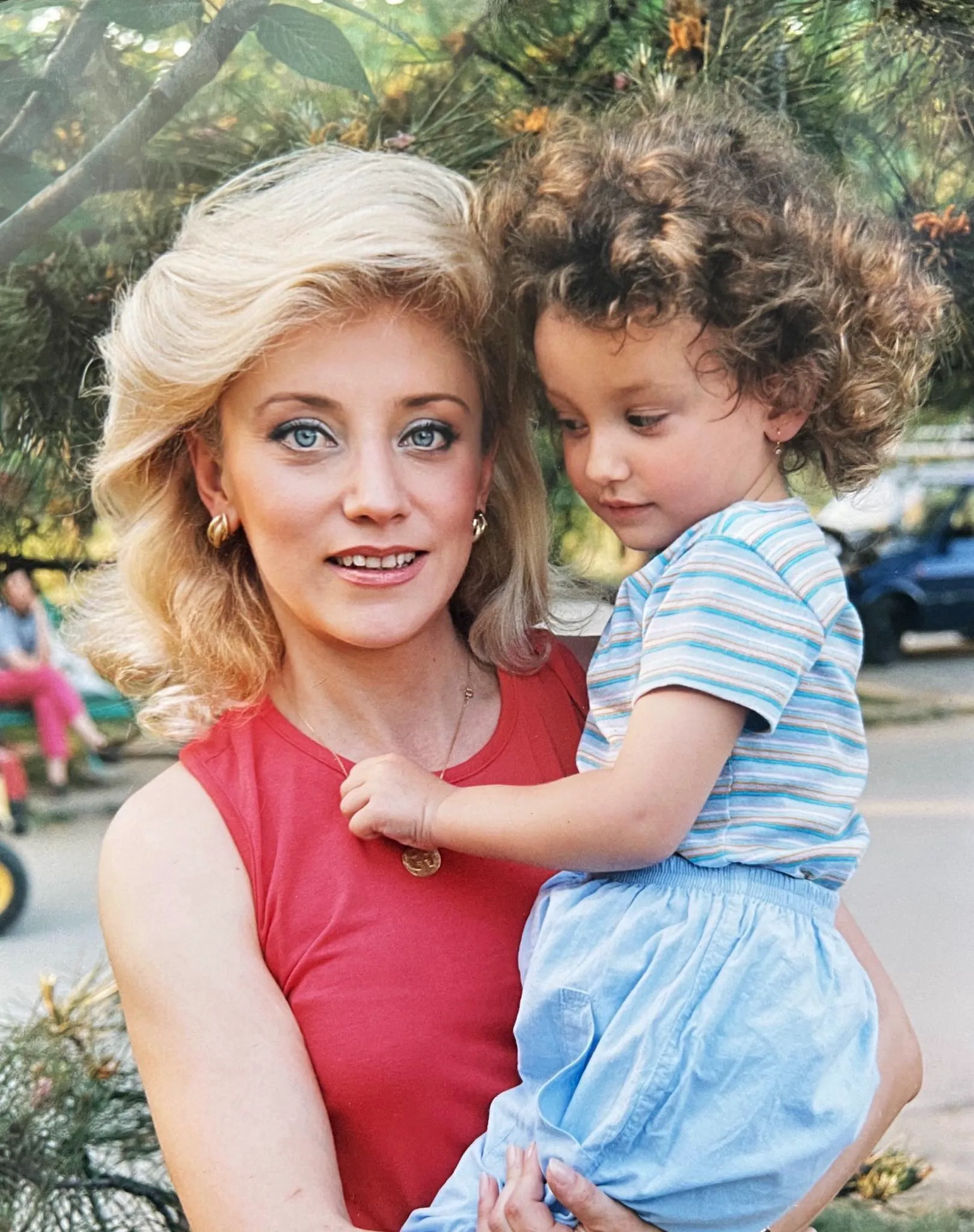 Copiii lui Cătălin Crișan au lansat un videoclip inedit. Mama lor, emoționată: „Privesc fericită cum mergeți împreună”