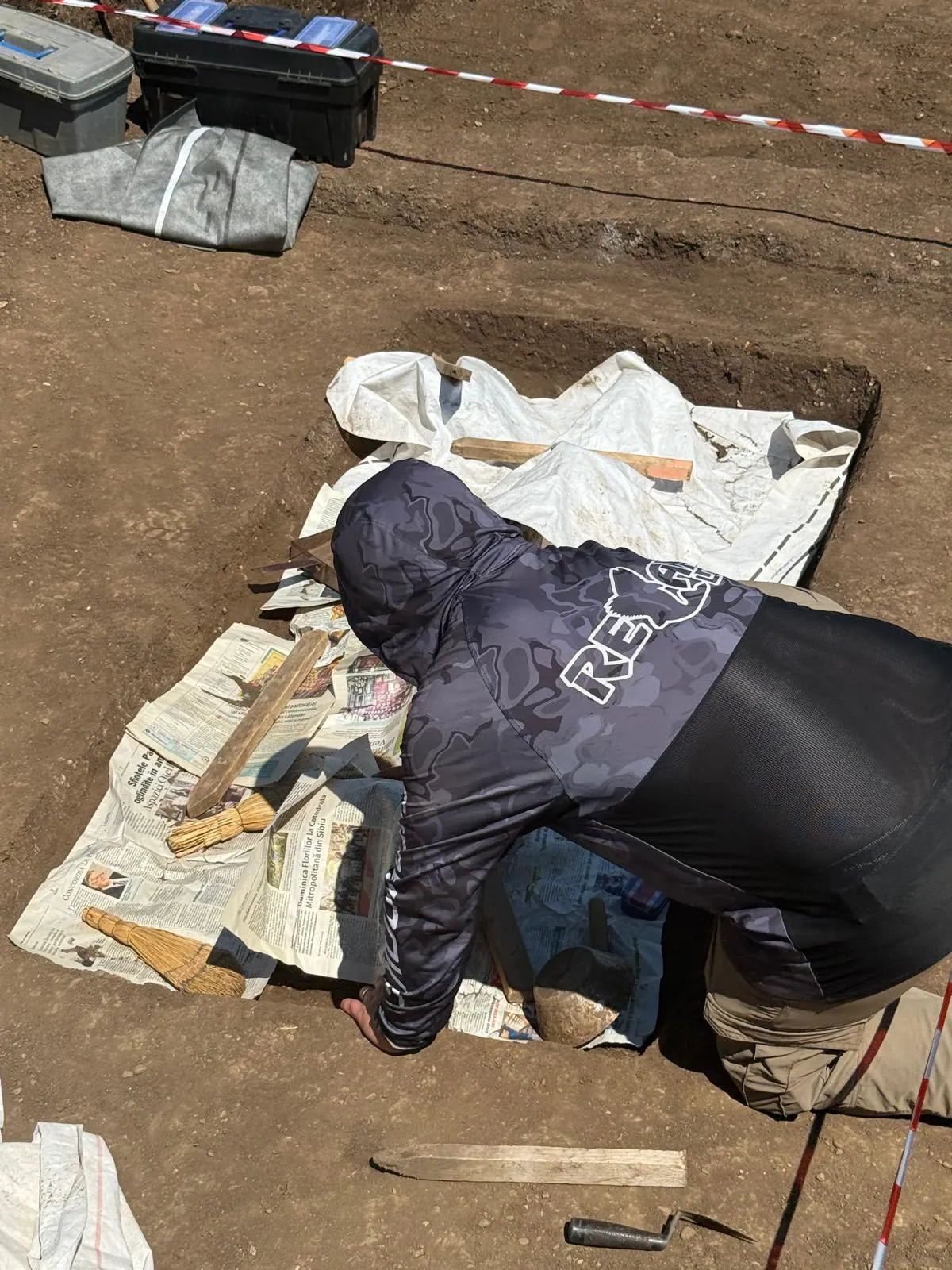Lucrările la pasajul de la Băicoi peste DN1, oprite de un mormânt vechi de 5.000 de ani 2 Lucrările la pasajul de la Băicoi peste DN1, oprite de un mormânt vechi de 5.000 de ani