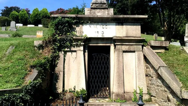 Mormântul vampirului din Richmond care bântuie Hollywoodul. Legendă, tragedie și mister