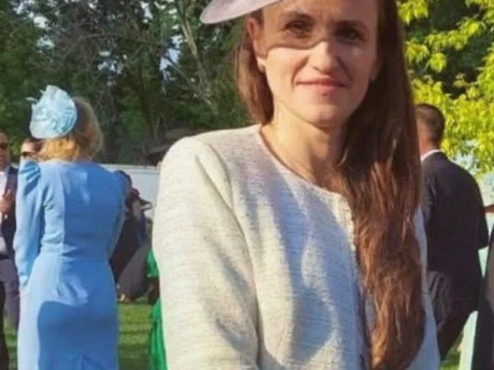 Dana Budeanu nu o scapă din ochi pe Oana Țoiu, că mereu a zis că-i prea mare pălăria de ministru pentru ea