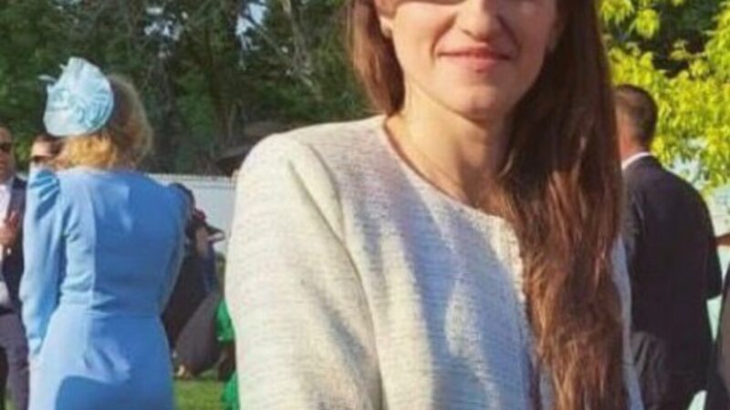 Dana Budeanu nu o scapă din ochi pe Oana Țoiu, că mereu a zis că-i prea mare pălăria de ministru pentru ea
