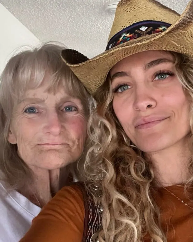 Paris Jackson, reuniune cu mama sa Debbie Rowe. E șocant cum arată astăzi fosta soție a lui Michael Jackson 3 Paris Jackson, reuniune cu mama sa Debbie Rowe. Cum arată astăzi fosta soție a lui Michael Jackson
