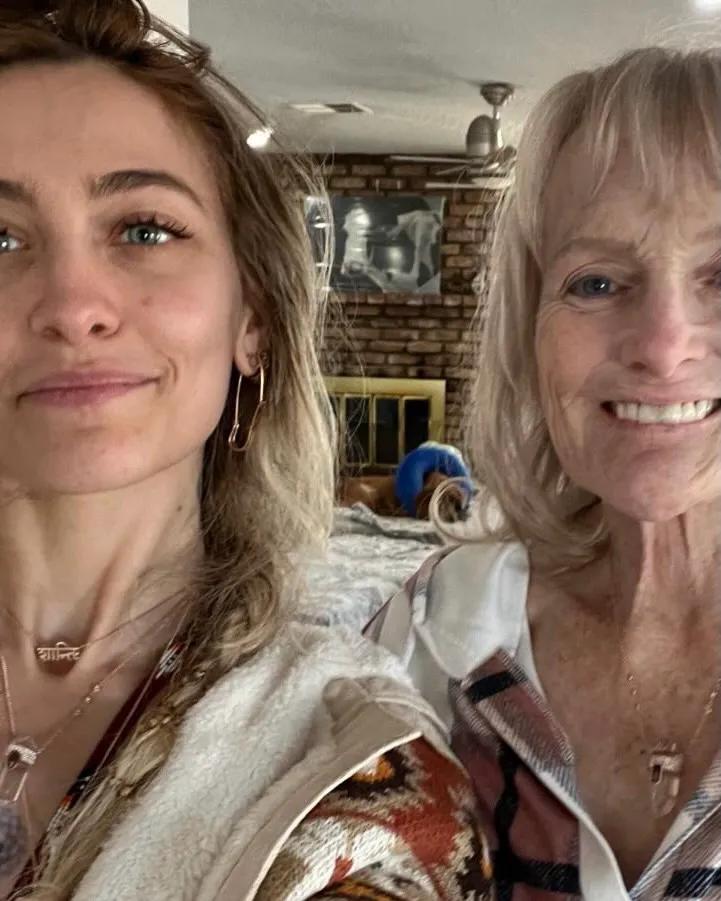 Paris Jackson, reuniune cu mama sa Debbie Rowe. E șocant cum arată astăzi fosta soție a lui Michael Jackson 5 Paris Jackson, reuniune cu mama sa Debbie Rowe. Cum arată astăzi fosta soție a lui Michael Jackson