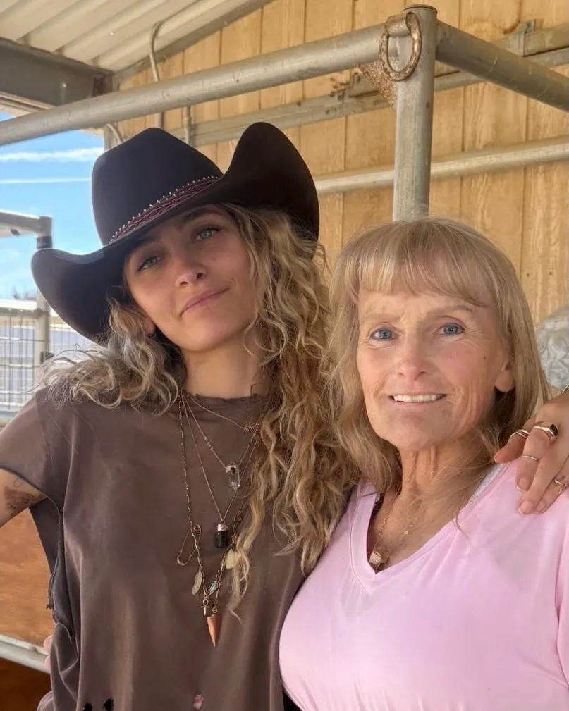 Paris Jackson, reuniune cu mama sa Debbie Rowe. E șocant cum arată astăzi fosta soție a lui Michael Jackson 4 Paris Jackson, reuniune cu mama sa Debbie Rowe. Cum arată astăzi fosta soție a lui Michael Jackson
