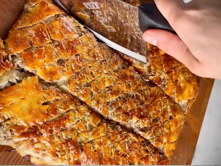 Cum se prepară plăcinta turcească cu carne care cucerește internetul