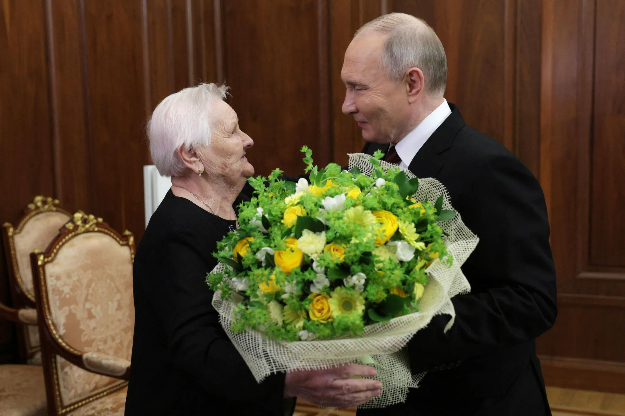 Vladimir Putin și propaganda de la Kremlin. A „jucat” imaginea de domn cu profesoara din adolescență - Foto