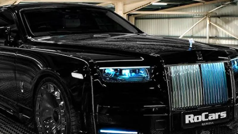 Bancuri. Ion şi Maria își cumpără un Rolls Royce nou şi pornesc la drum, cu Maria la volan, să încerce maşina