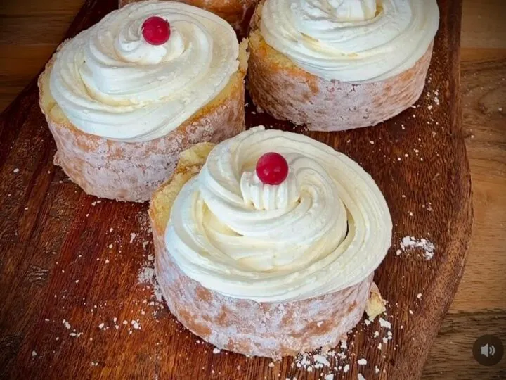 Desert turcesc: Cea mai simplă ruladă cu mere și cremă fină – Rețetă