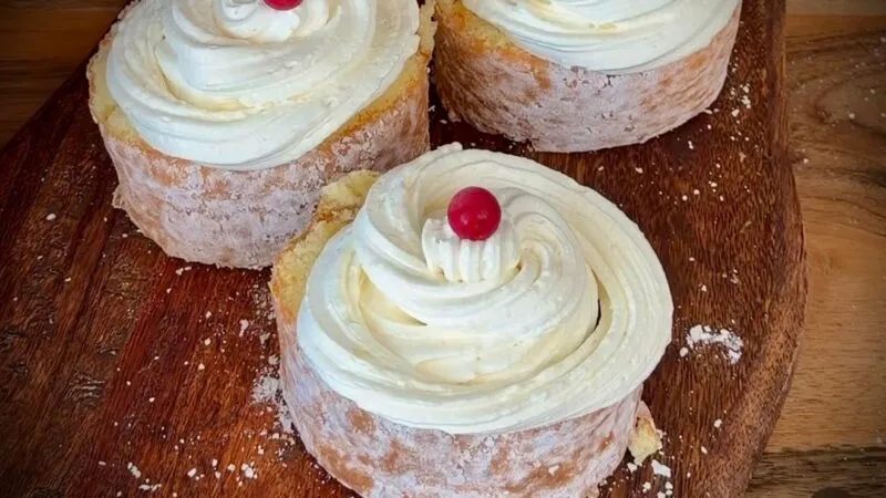 Desert turcesc: Cea mai simplă ruladă cu mere și cremă fină – Rețetă