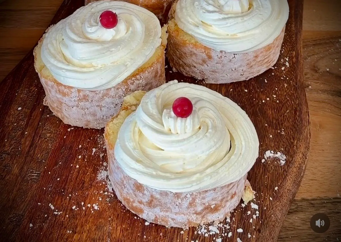 Desert turcesc: Cea mai simplă ruladă cu mere și cremă fină – Rețetă
